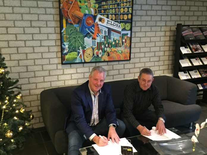 Frits Teesselink van TKH Logistics tekent namens Eldra in Ittervoort een nieuwe 3 jarige overeenkomst met Henk Princen van TransMission uit Weert.